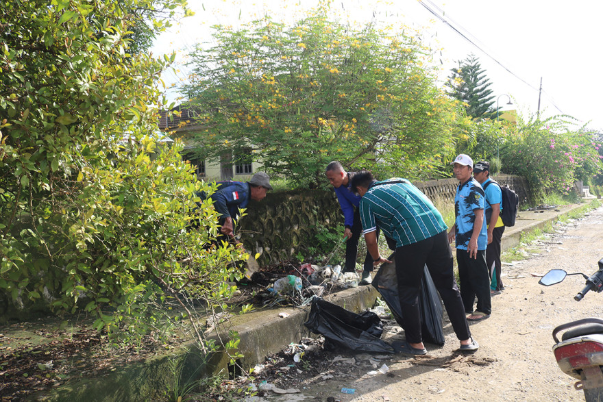 Gotong Royong Bersih Lingkungan RT.006