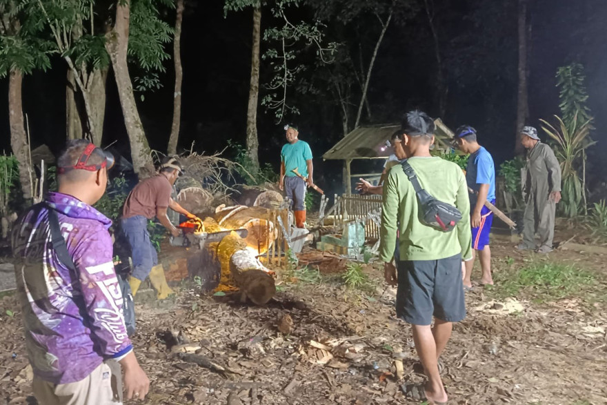 Pembersihan Pohon Tumbang di Pemakaman RT.001